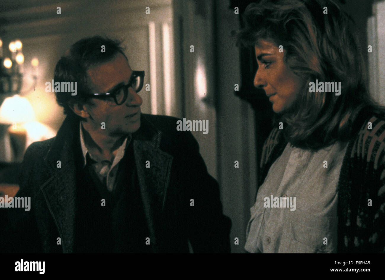 Oct 13, 1989; Nueva York, NY, EUA; Woody Allen como Cliff Stern en la película de drama cómico "delitos y faltas" dirigida por Woody Allen. Foto de stock