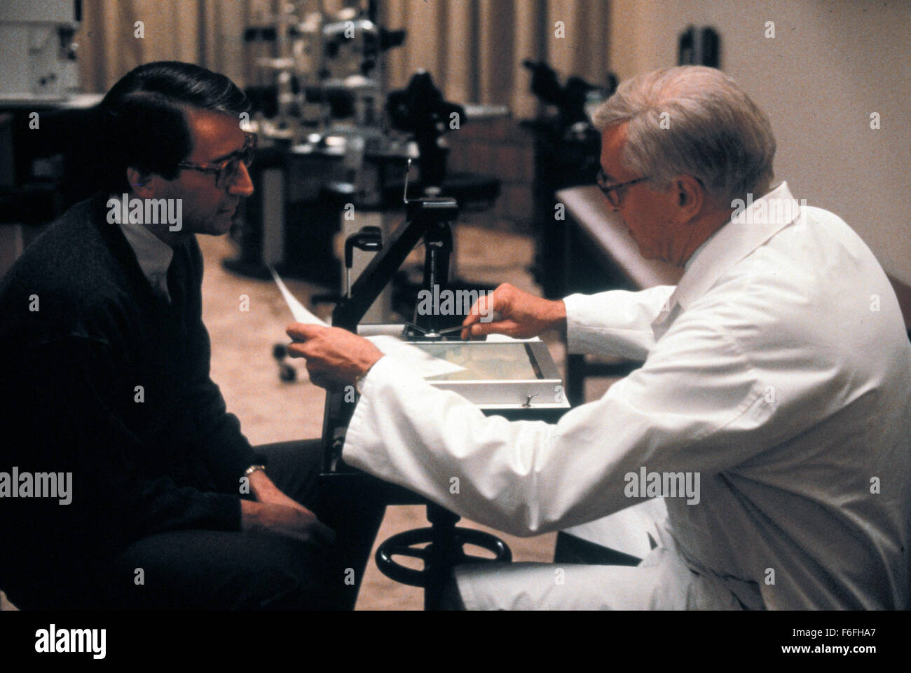 Oct 13, 1989; Nueva York, NY, EUA; MARTIN Landau (derecha) como Judá Rosenthal en la película de drama cómico "delitos y faltas" dirigida por Woody Allen. Foto de stock