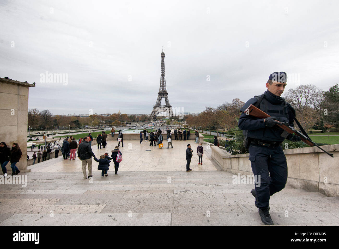 14 de noviembre de 2015, París, Francia, a raíz de los ataques terroristas, la Torre Eiffel fue cerrada por razones de 'seguridad' el sábado. Las fuerzas militares y las unidades de la policía antiterrorista patrullar la zona. Crédito: Leo novela/Alamy Live News Foto de stock