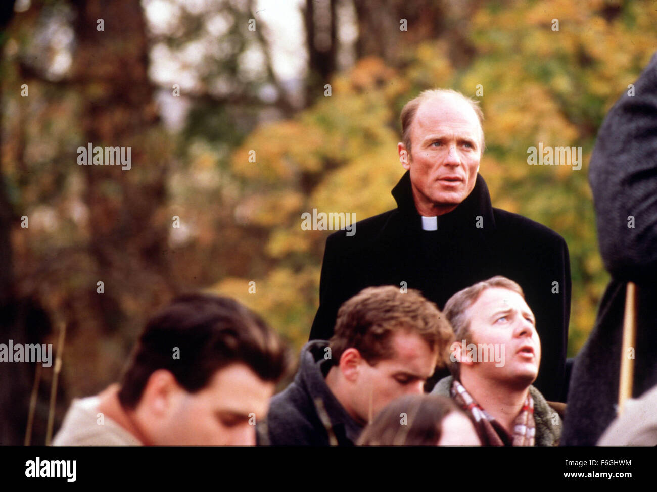 Feb 25, 2000; Hollywood, CA, EE.UU.; Ed Harris estrellas en 2000 la película 'El Tercer milagro' como un incrédulo sacerdote que es contratado por el Vaticano para investigar la veracidad de los supuestos milagros. En el proceso, él cae en amor. Foto de stock