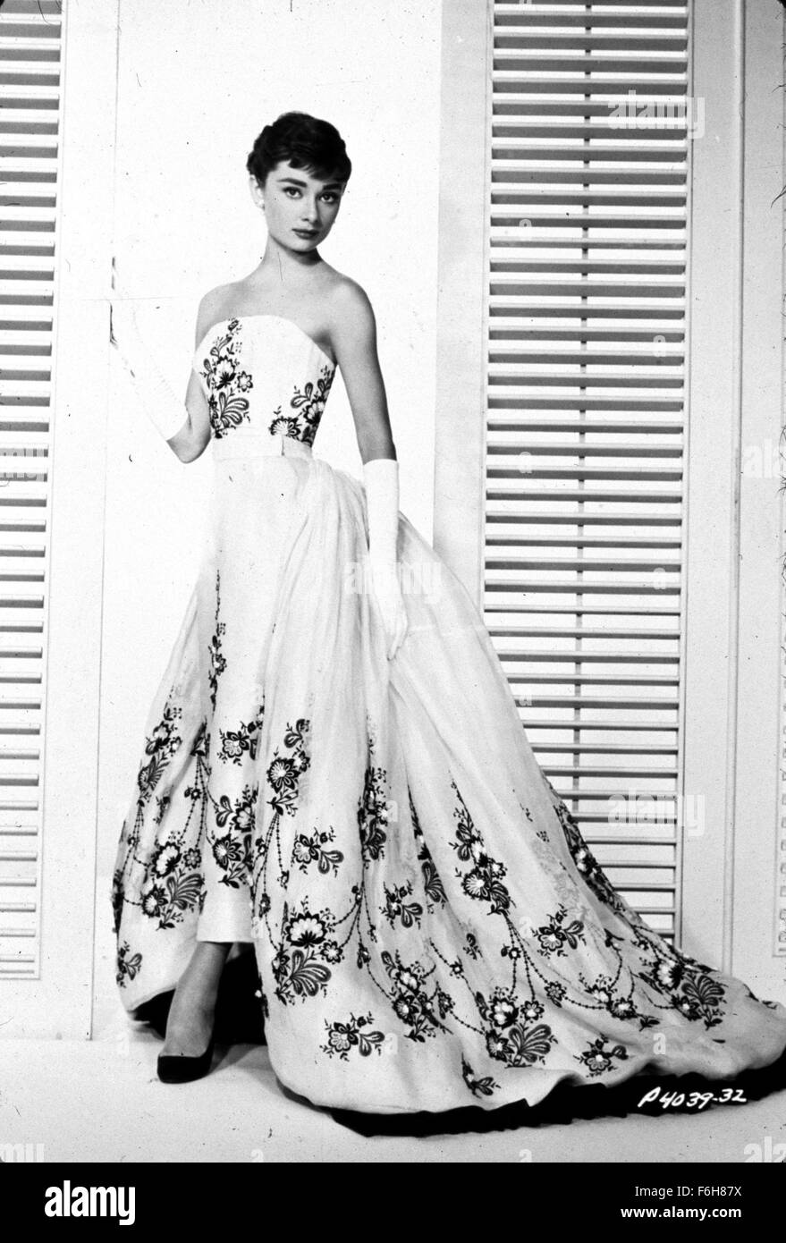 1954, el título de la película: Sabrina, Director: Billy Wilder, Foto:  hombros desnudos, parte del cuerpo vestido, vestido de noche, Audrey  Hepburn, persianas venecianas, el empeine, plantea. (Crédito de la imagen:  SNAP