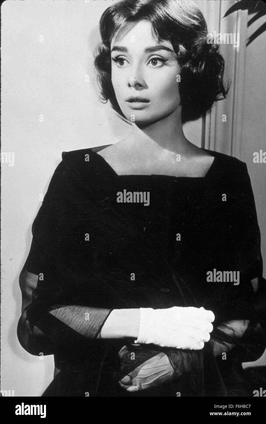 En 1957, el título de la película: EL AMOR EN LA TARDE, Director: Billy Wilder, Studio: AA, Foto: 1957, Audrey Hepburn, aturdido, conmocionado. (Crédito de la imagen: SNAP). Foto de stock