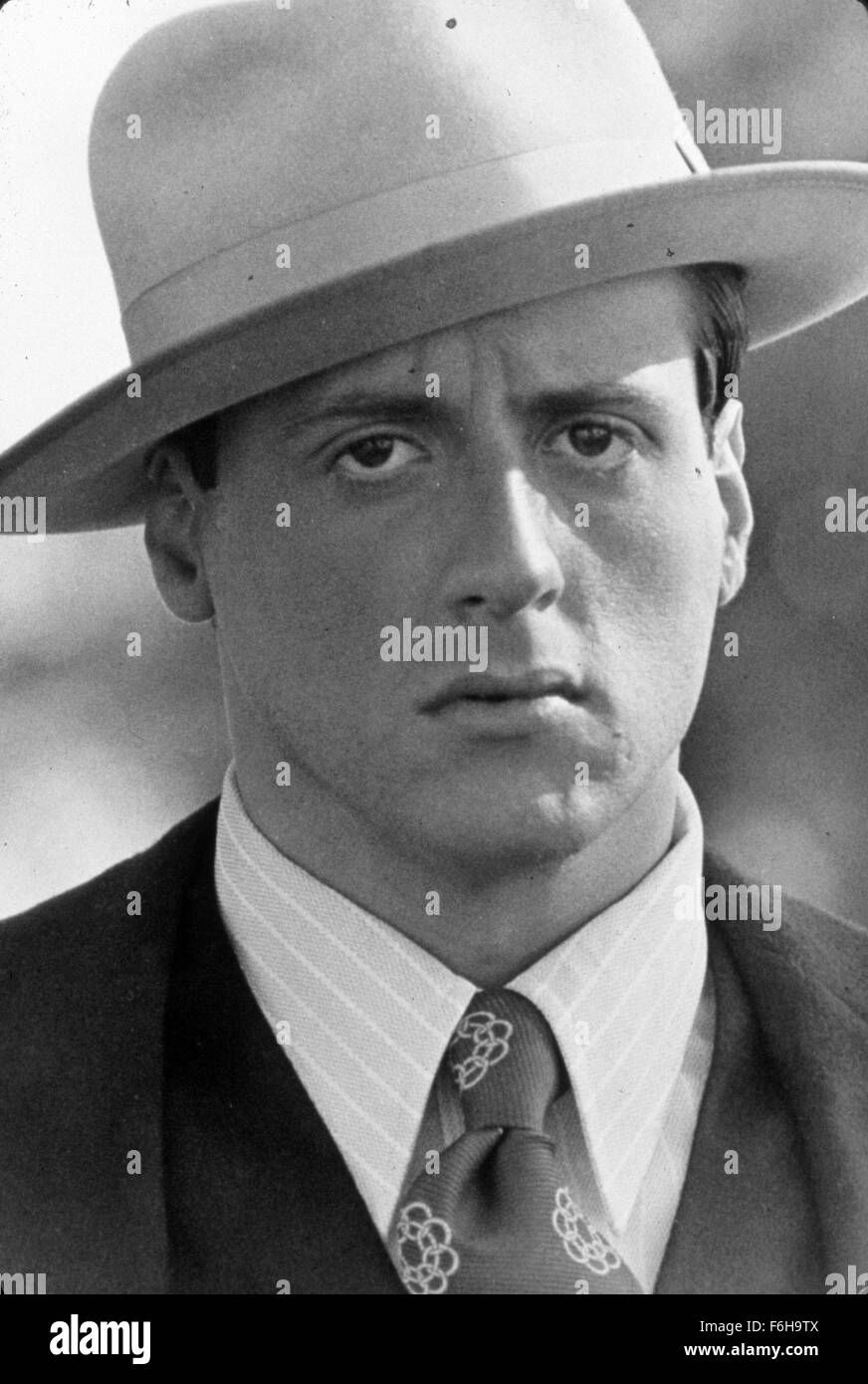 1973, el título de la película: Capone, Foto: Sylvester Stallone, traje, disparo a la cabeza, sombrero. (Crédito de la imagen: SNAP). Foto de stock