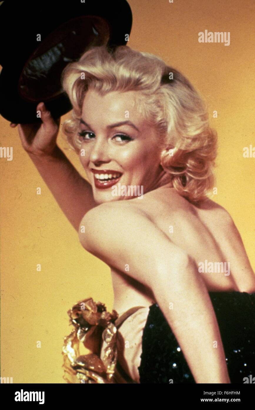 1953, el título de la película: Caballeros prefieren rubias, Director:  Howard Hawks, Estudio: Fox, Foto: espalda desnuda, 1953, studio, Marilyn  Monroe, Retrato, propinas HAT, sombrero, mirando por encima del hombro,  sonriendo. (Crédito