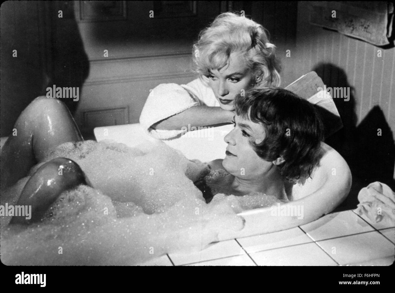 1959, el título de la película: a algunos les gusta caliente, Director:  Billy Wilder, Studio: UA, Foto: bañera/ducha, ropa, Tony Curtis, arrastre, Marilyn  Monroe, Billy Wilder, Baño de burbujas, disfraz, disfraces, género