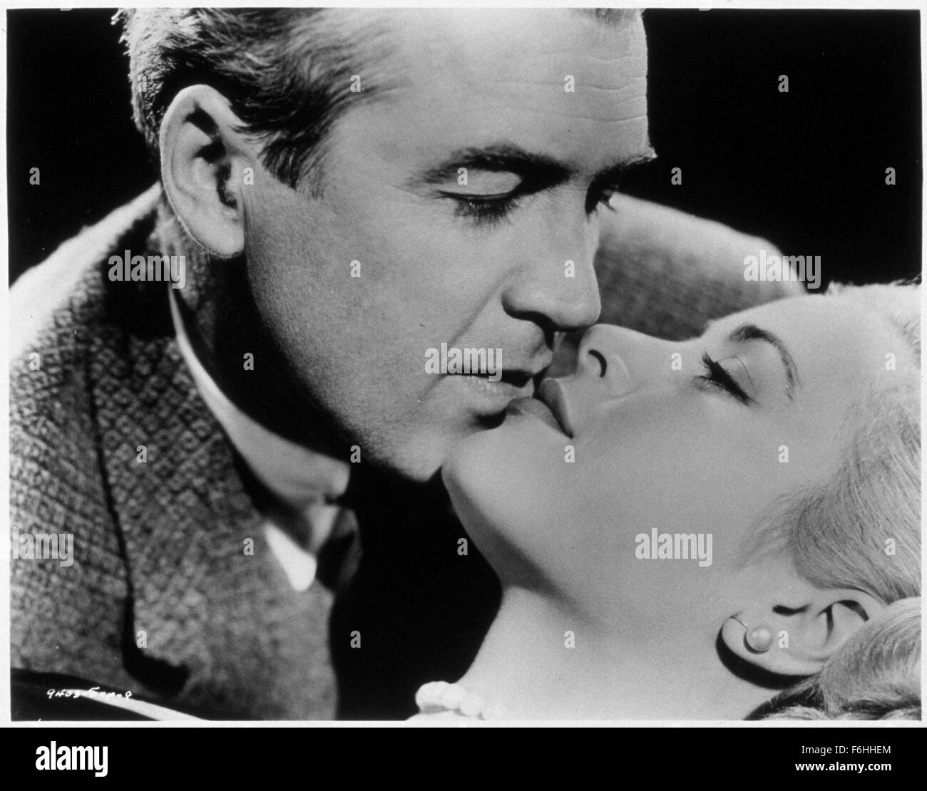 1954, el título de la película: LA VENTANA TRASERA, Director: Alfred Hitchcock, Estudio: Paramount, Foto: Alfred Hitchcock, Grace Kelly, el romance. (Crédito de la imagen: SNAP). Foto de stock