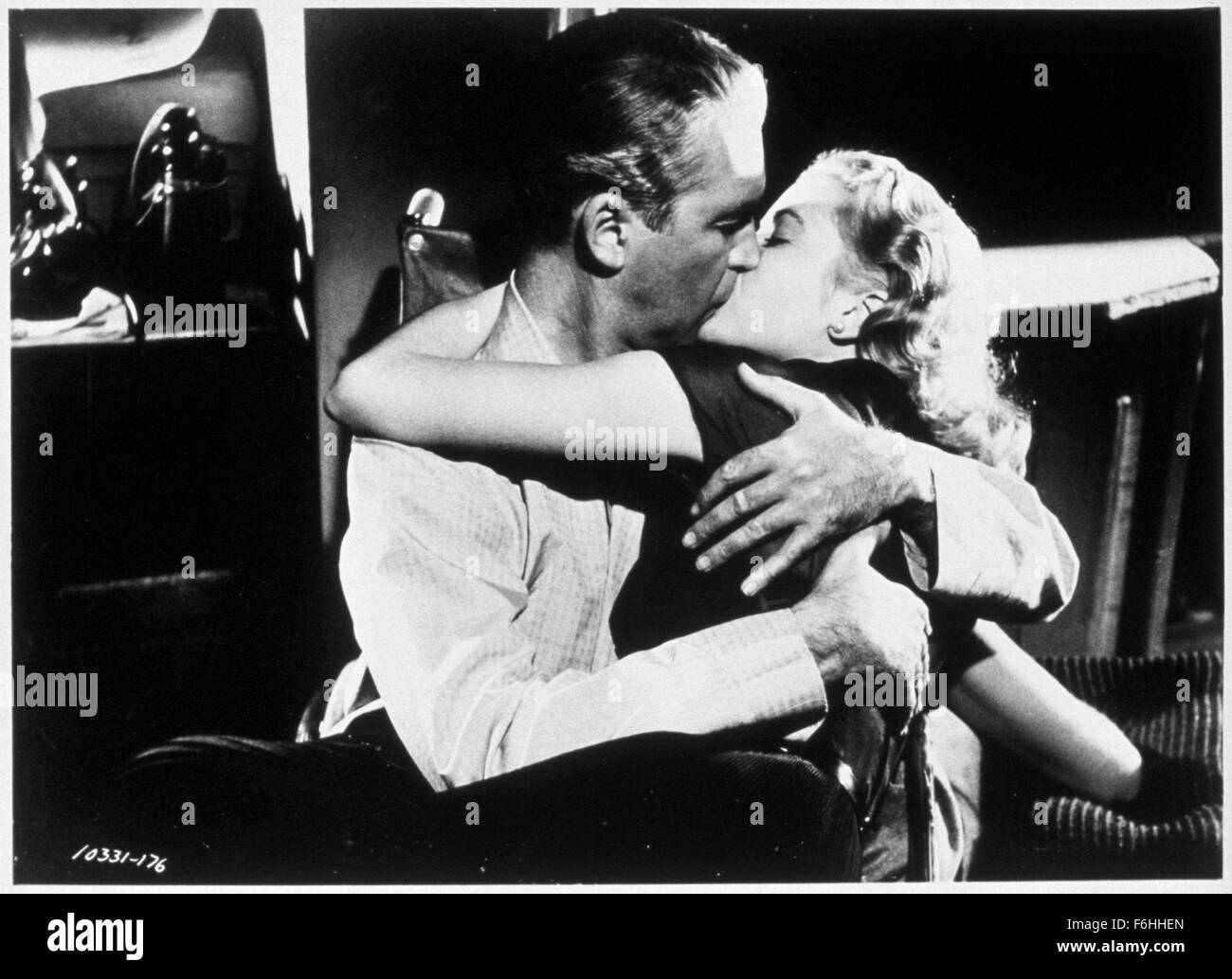 1954, el título de la película: LA VENTANA TRASERA, Director: Alfred Hitchcock, Estudio: Paramount, Foto: Alfred Hitchcock, Grace Kelly, besarse, ROMANCE. (Crédito de la imagen: SNAP). Foto de stock