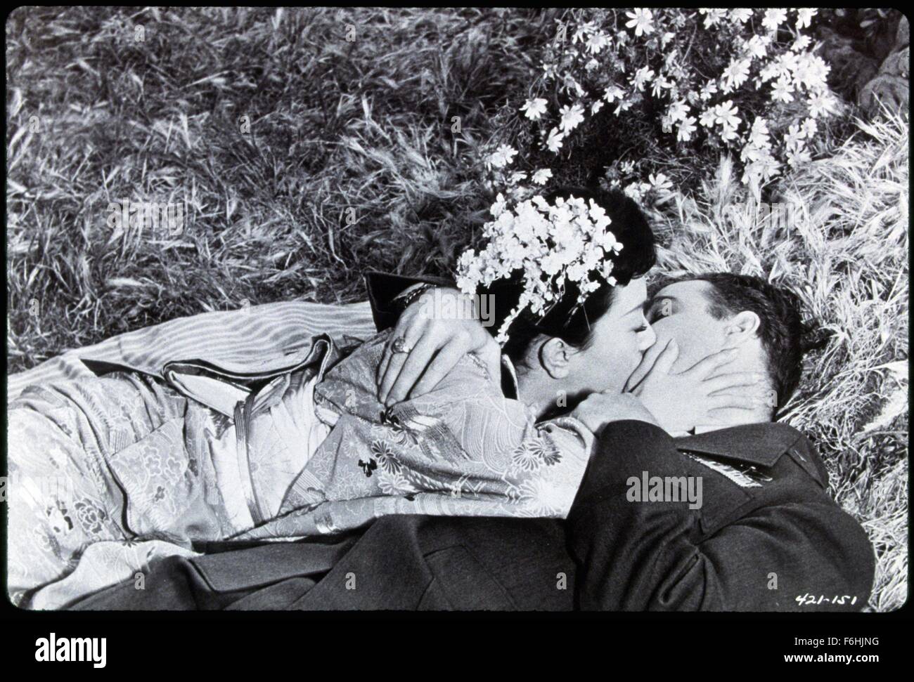 En 1957, el título de la película: SAYONARA, Director: JOSHUA LOGAN, Foto: Marlon Brando, abrazar, besar, JOSHUA LOGAN, ROMANCE. (Crédito de la imagen: SNAP). Foto de stock
