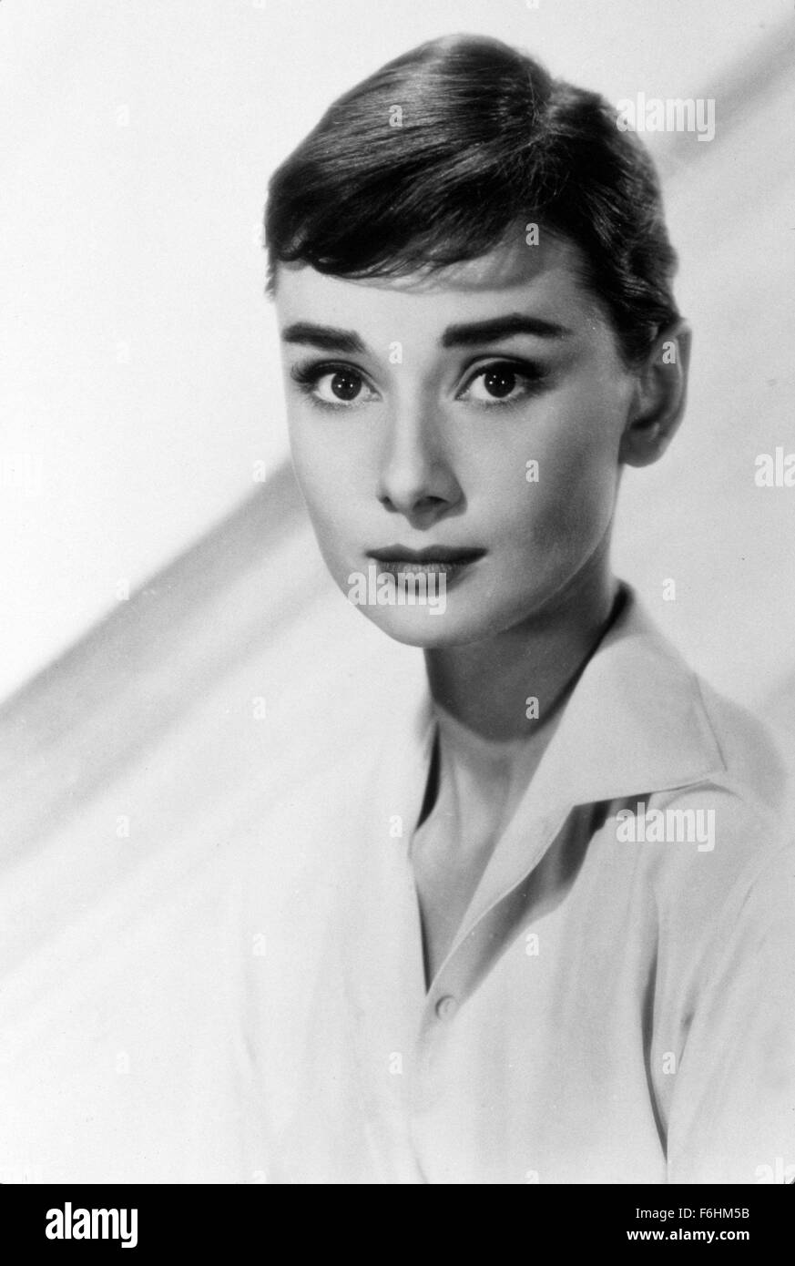 En 1957, el título de la película: cara divertida, Director: Stanley Donen, Estudio: Paramount, Foto: Audrey Hepburn, disparo a la cabeza, retrato. (Crédito de la imagen: SNAP). Foto de stock