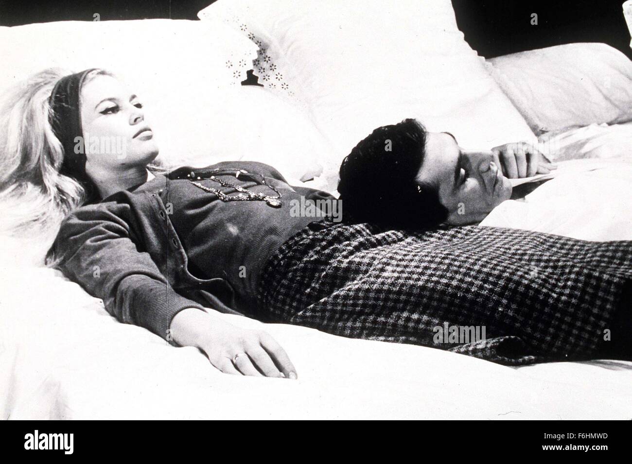 En 1962, el título de la película: el amor en una almohada, Director: Roger Vadim, Foto: Brigitte Bardot, Robert Hossein. (Crédito de la imagen: SNAP). Foto de stock