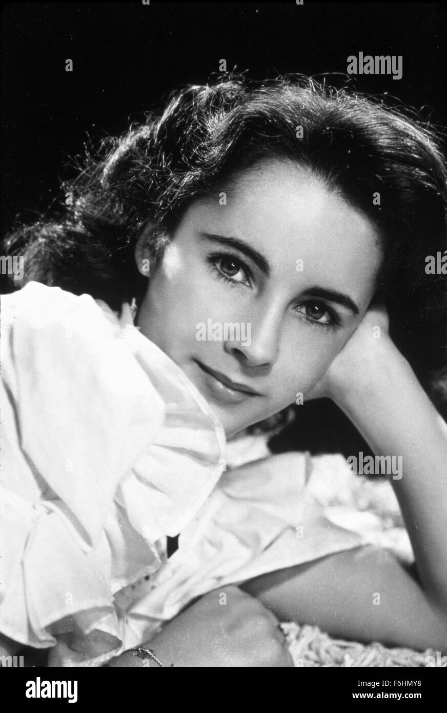 En 1944, el título de la película: National Velvet, Director: Clarence Brown, Studio: MGM, Foto: Elizabeth Taylor, Liz Taylor, estudio, retrato, disparo a la cabeza. (Crédito de la imagen: SNAP). Foto de stock