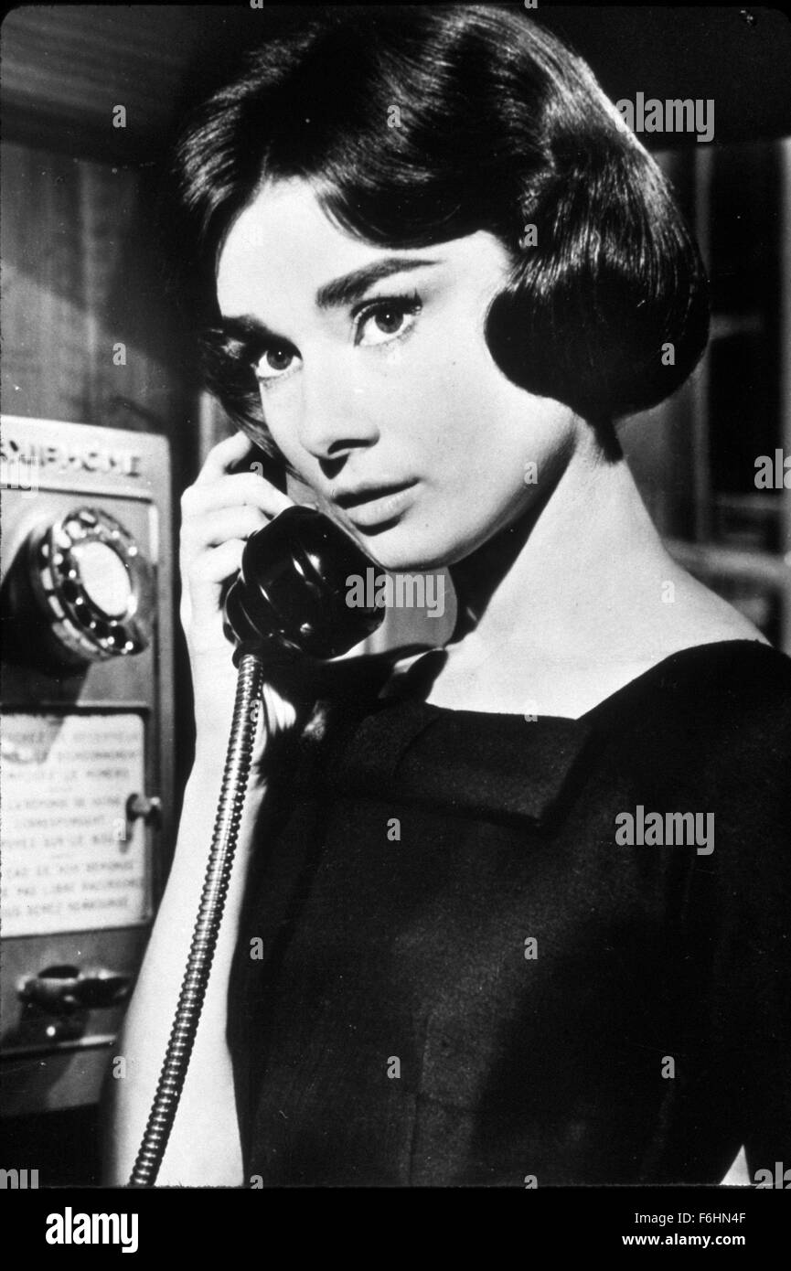 En 1957, el título de la película: EL AMOR EN LA TARDE, Director: Billy Wilder, Studio: AA, Foto: Audrey Hepburn, llamadas telefónicas. (Crédito de la imagen: SNAP). Foto de stock