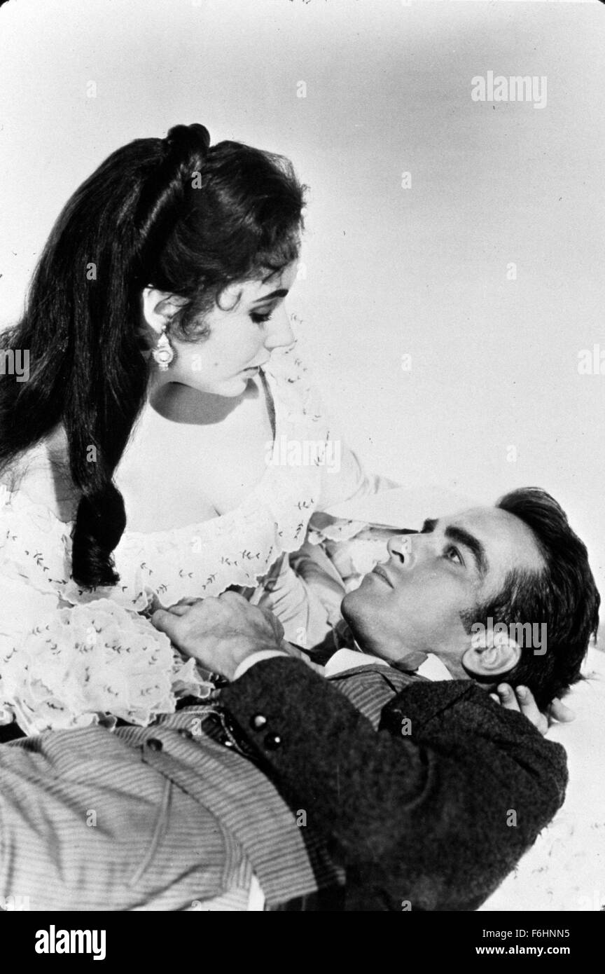 En 1957, el título de la película: RAINTREE COUNTY, Director: Edward Dmytryk, Studio: MGM, Foto: Montgomery Clift, Elizabeth Taylor, Liz Taylor, de parejas íntimas, muriendo, a la muerte. (Crédito de la imagen: SNAP). Foto de stock