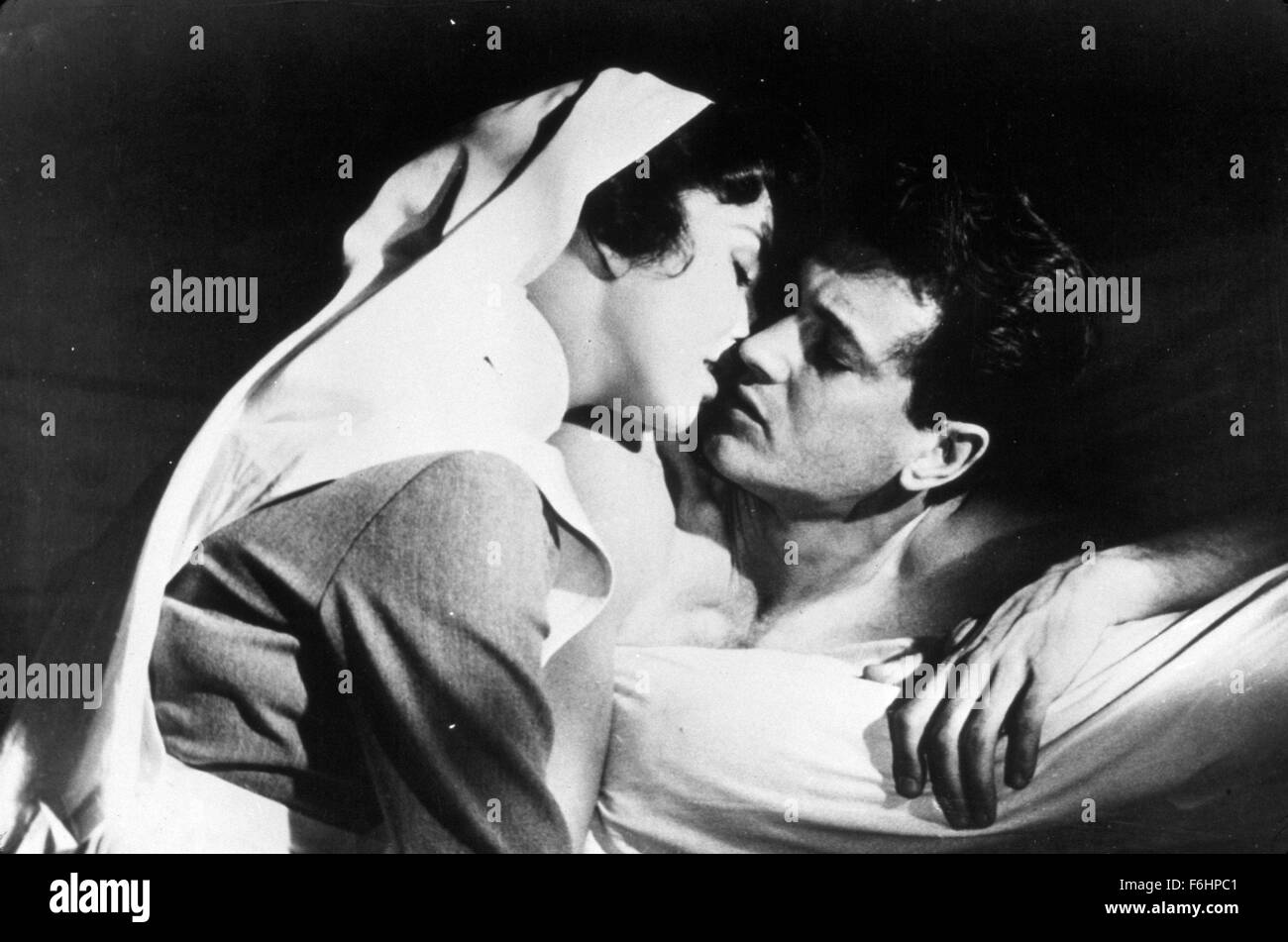 En 1957, el título de la película: ADIÓS A LAS ARMAS, Director: CHARLES  VIDOR, Estudio: Fox, Foto: Rock Hudson, Jennifer Jones, besarse, ROMANCE.  (Crédito de la imagen: SNAP Fotografía de stock - Alamy