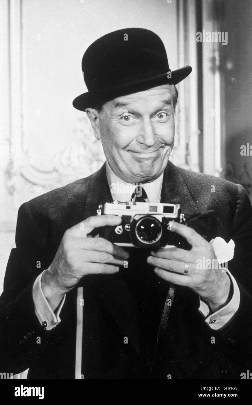 En 1957, el título de la película: EL AMOR EN LA TARDE, Director: Billy Wilder, Studio: ALLIED ARTISTAS, Foto: Maurice Chevalier, ESPERA QUE PLANTEAN (Cámaras). (Crédito de la imagen: SNAP). Foto de stock