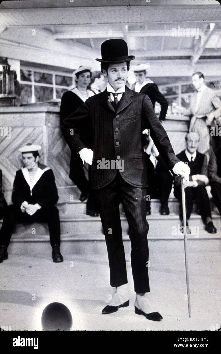 1964, el título de la película: La Ronde, Foto: ropa, arrastre, Jane Fonda,  sombrero de copa, traje, bastón, barco, marineros, travestismo, flexión de  género, longitud completa. (Crédito de la imagen: SNAP Fotografía