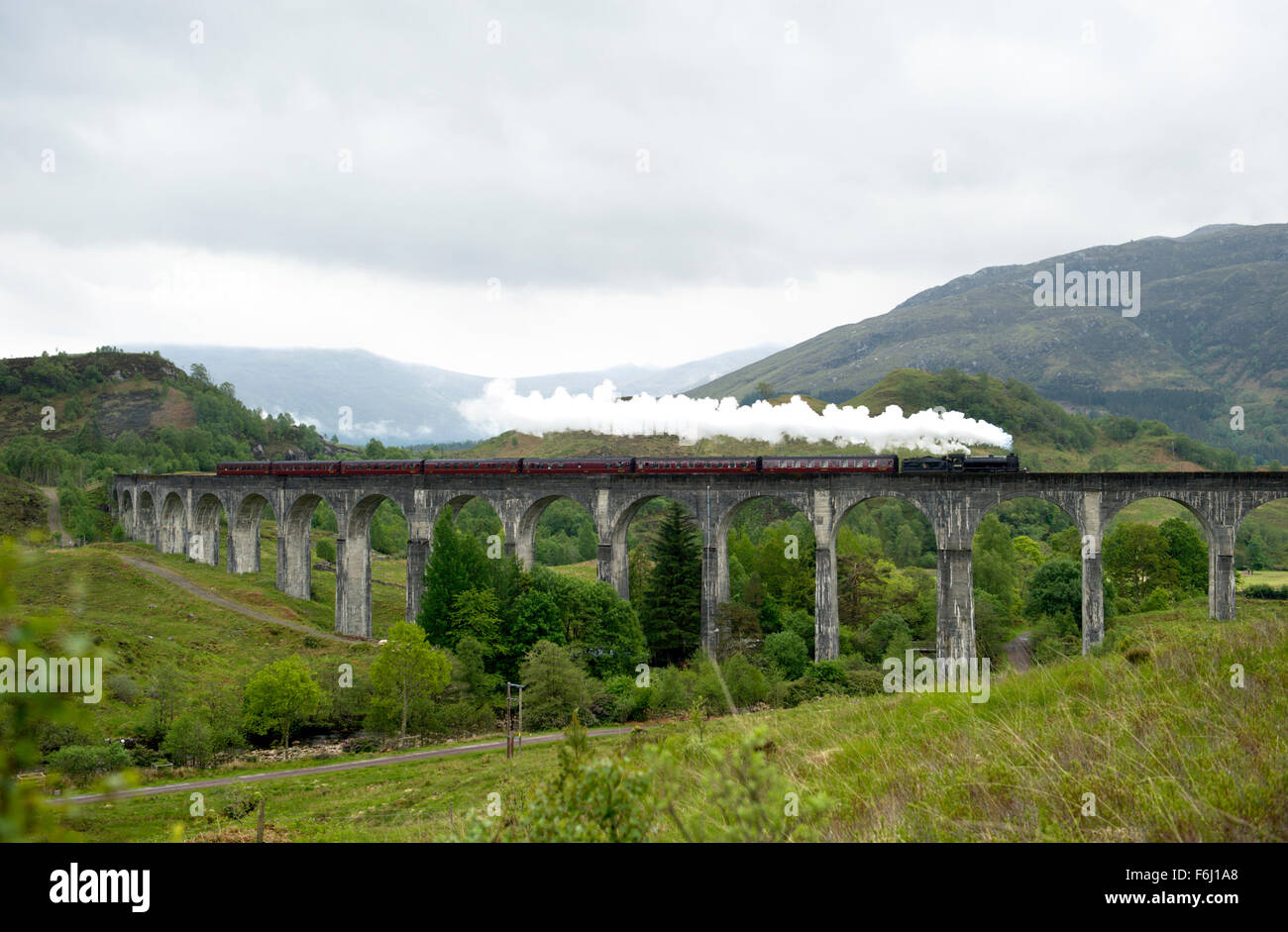 Viaducto de Glenfinnan en las Highlands de Escocia. Los 21 arcos del viaducto fue construido por Robert McAlpine entre 1897 y 1901 Foto de stock