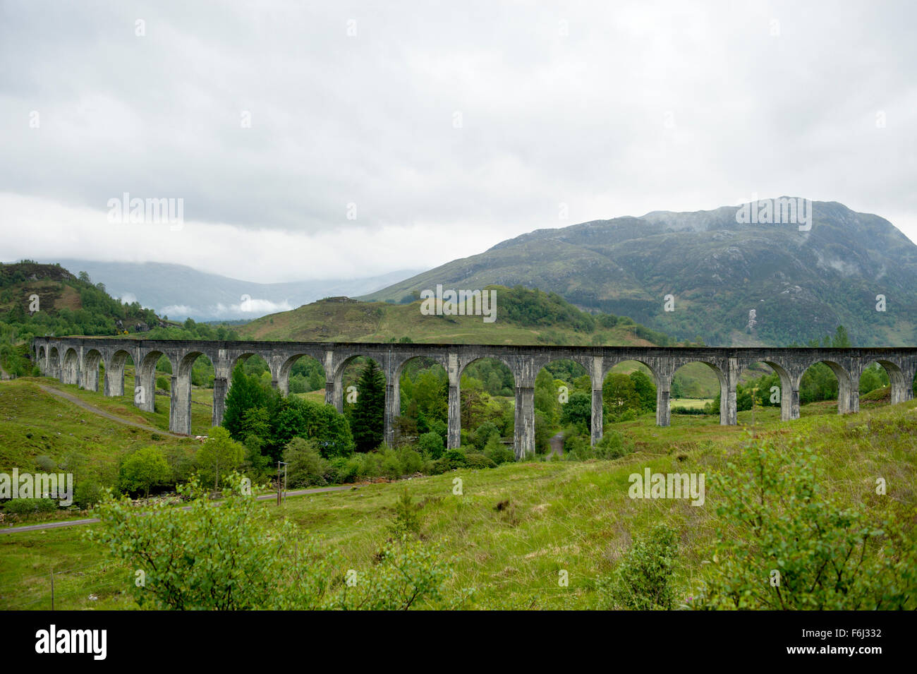 Viaducto de Glenfinnan en las Highlands de Escocia. Los 21 arcos del viaducto fue construido por Robert McAlpine entre 1897 y 1901 Foto de stock