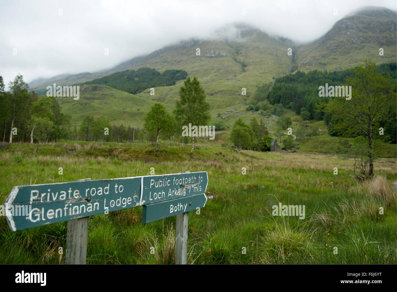 Los letreros en la cabeza de Glen Finnan indicando el camino a través de una carretera privada de Glenfinnan Lodge y el sendero al Loch Arkaig Foto de stock