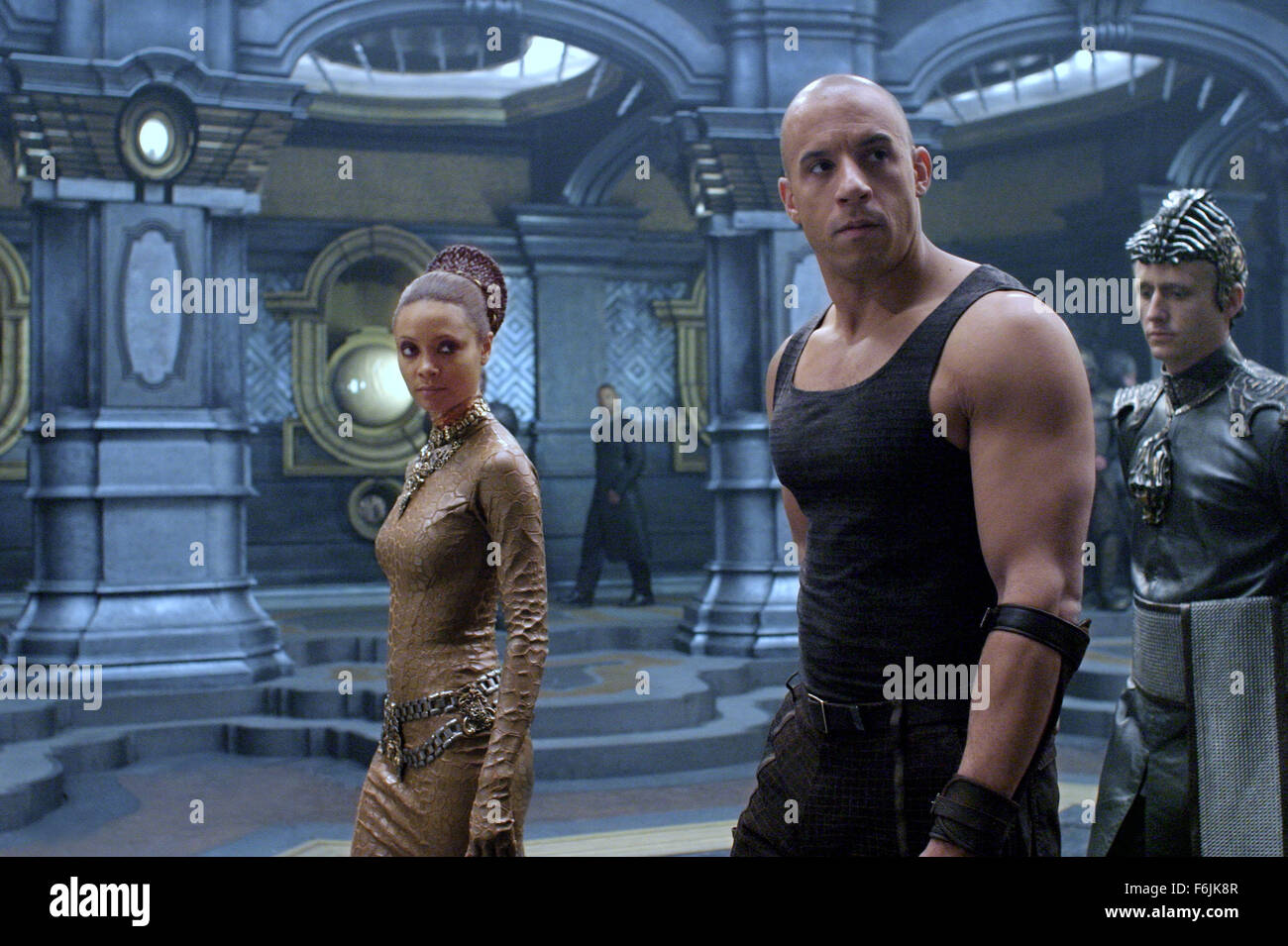 Fecha de lanzamiento: 11 de junio de 2004. Título de la película: Las  Crónicas de Riddick. Estudio: Universal Pictures. Parcela: 5 años después  de Pitch Black, el delincuente buscado Riddick llega en
