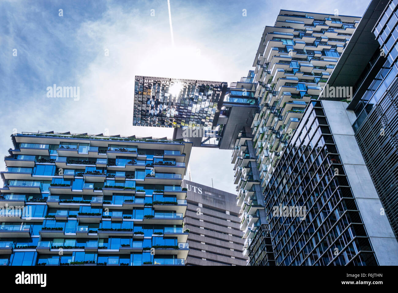 Australia, New South Wales, Sydney, Chippendale, vista del voladizo heliostato en 'One Central Park' Foto de stock