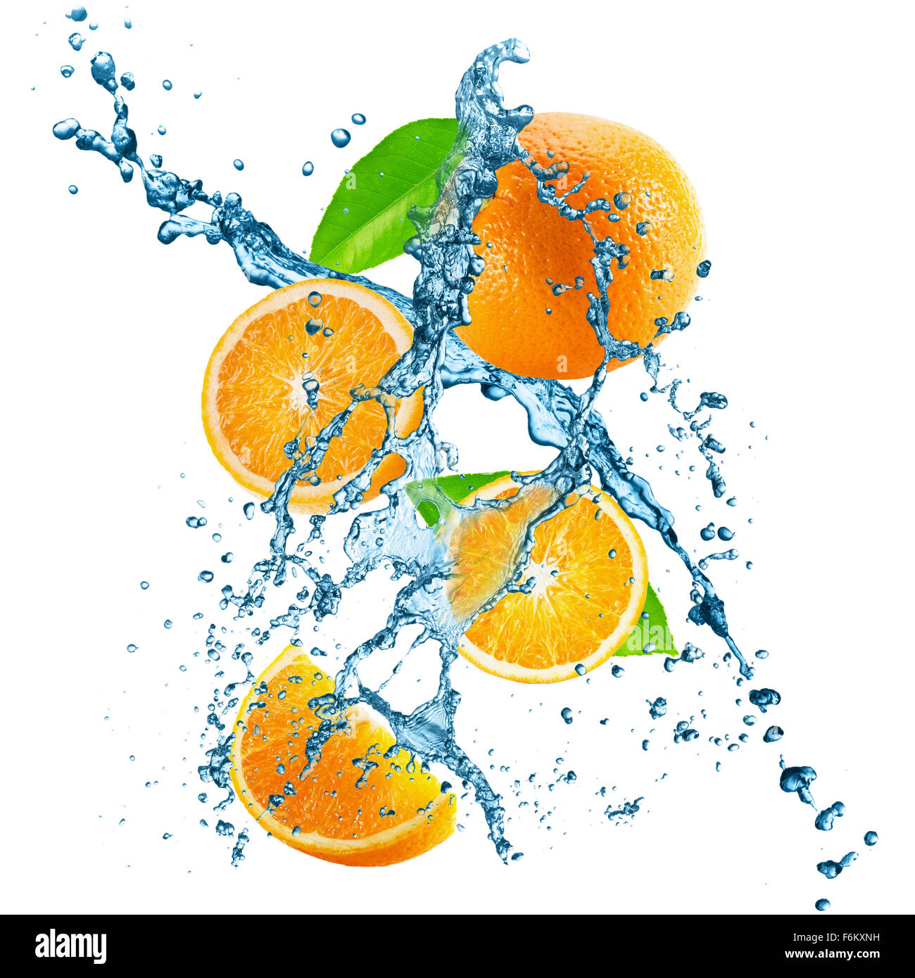 Las naranjas con agua splash aislado en el fondo blanco. Foto de stock