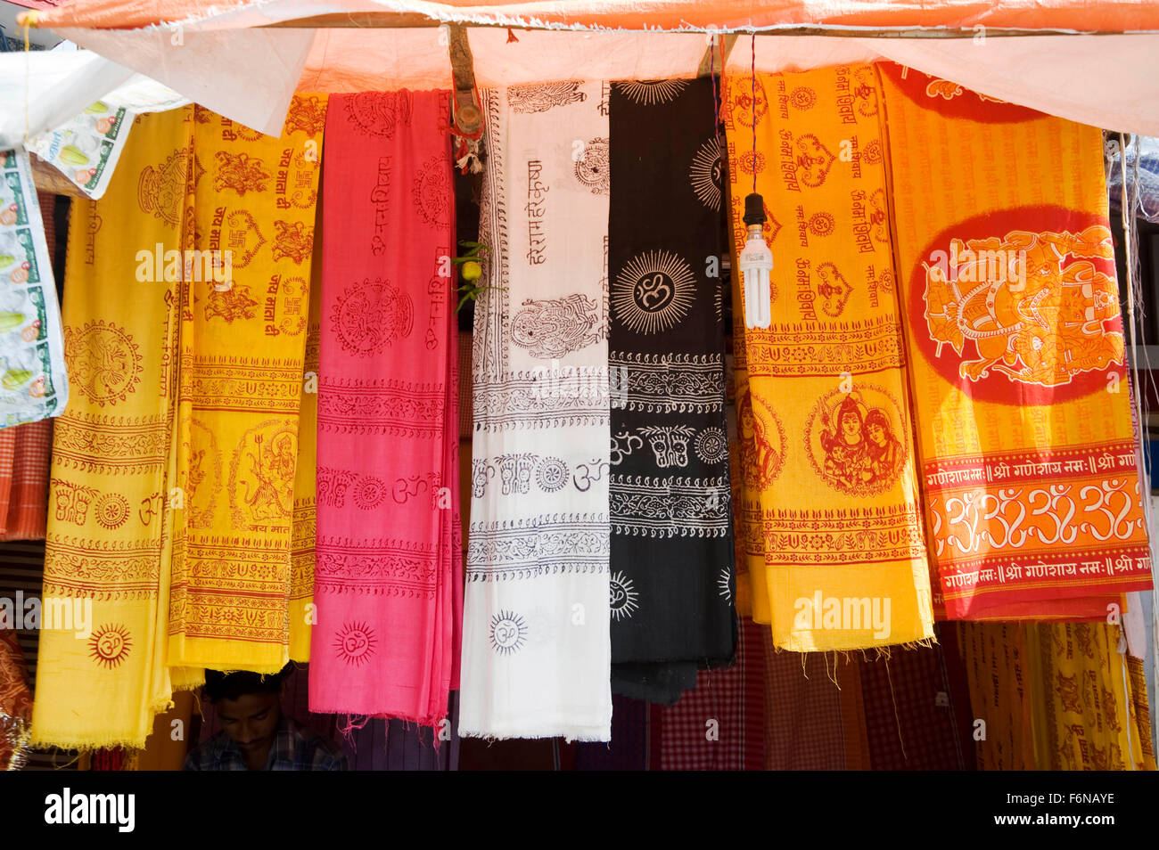 Tienda de tela espiritual hindú, Varanasi, Uttar Pradesh, India, Asia  Fotografía de stock - Alamy