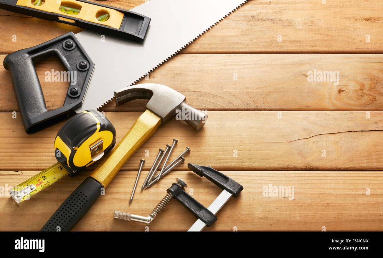Gran variedad de herramientas de carpintería en los tablones de madera con espacio de copia Foto de stock