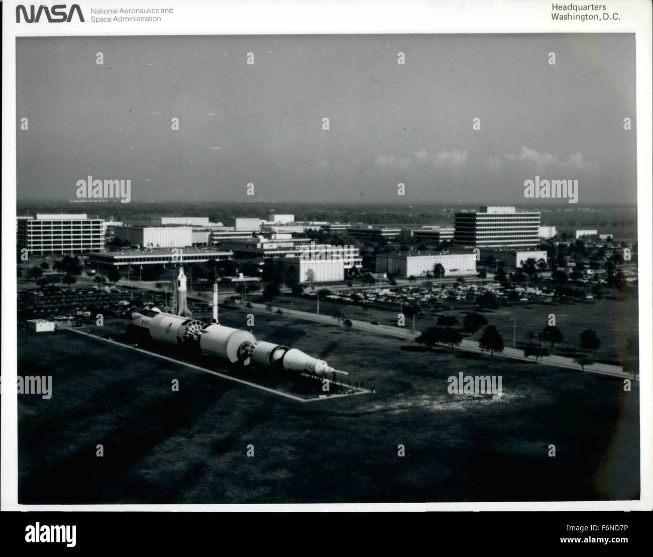 1982 - El Centro Espacial Johnson, de Houston, Texas. Jsc escena aérea---este del norte - easterly buscando vista del Centro Espacial Johnson (Johnson Space Center) fue capturado por un fotógrafo a bordo de un avión volando bajo la NASA en diciembre de 1982. Muchas de las instalaciones en el área central de la NASA centro con sede en Houston puede ser reconocido. Un vehículo de lanzamiento Saturno V y modelos de un cohete Mercury-Redstone y un poco de Joe Rocket son vistos en primer plano. La instalación de ventanas, segundo edificio de centro izquierda del bastidor, es el control de misión en el centr. El edificio de nueve pisos en el centro de la derecha es el servicio de gestión de proyectos. Cl Foto de stock