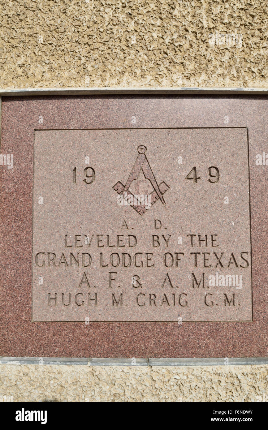 Piedra angular de la Logia masónica de Irving, Texas en el centro de la ciudad de Irving, TX Foto de stock