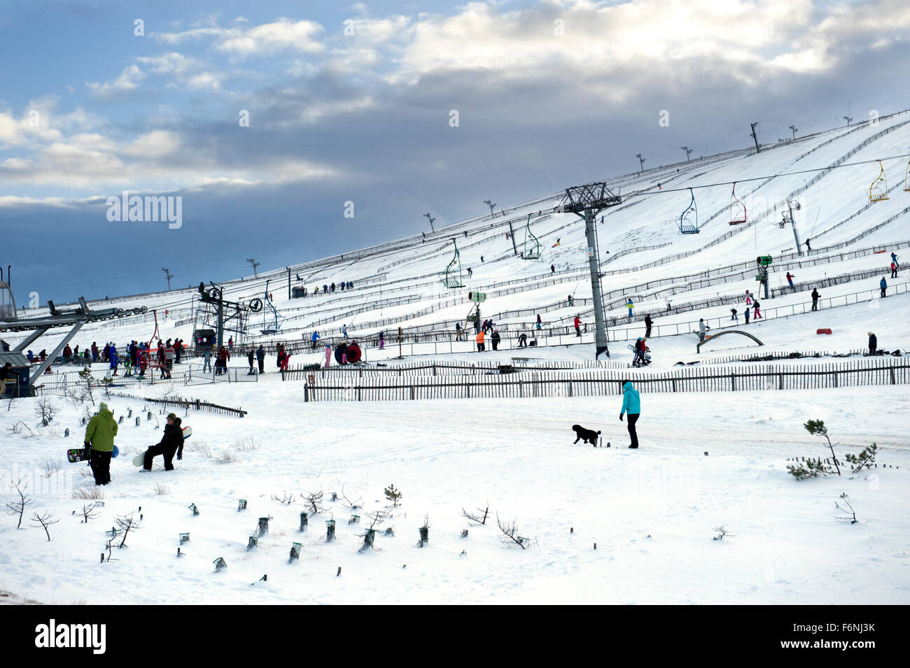 Diversión en las pistas de Escocia como visitantes al centro de esquí Lecht en Aberdeenshire disfrutar de recreación invernal Foto de stock