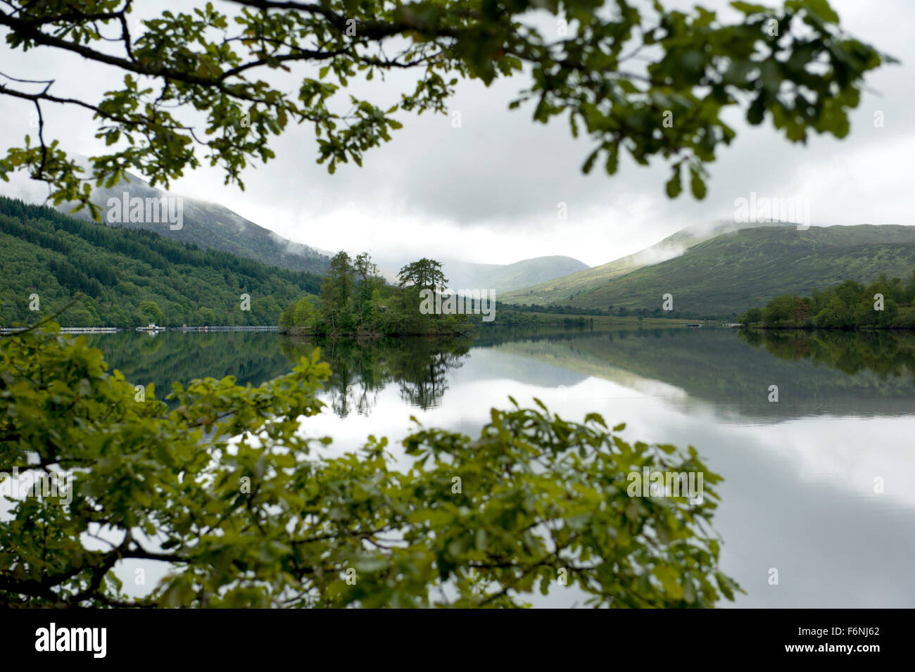 Pintoresca y tranqill aguas de Loch Arkaig en las Highlands de Escocia. Aguas tranquilas dan reflejos perfectos Foto de stock