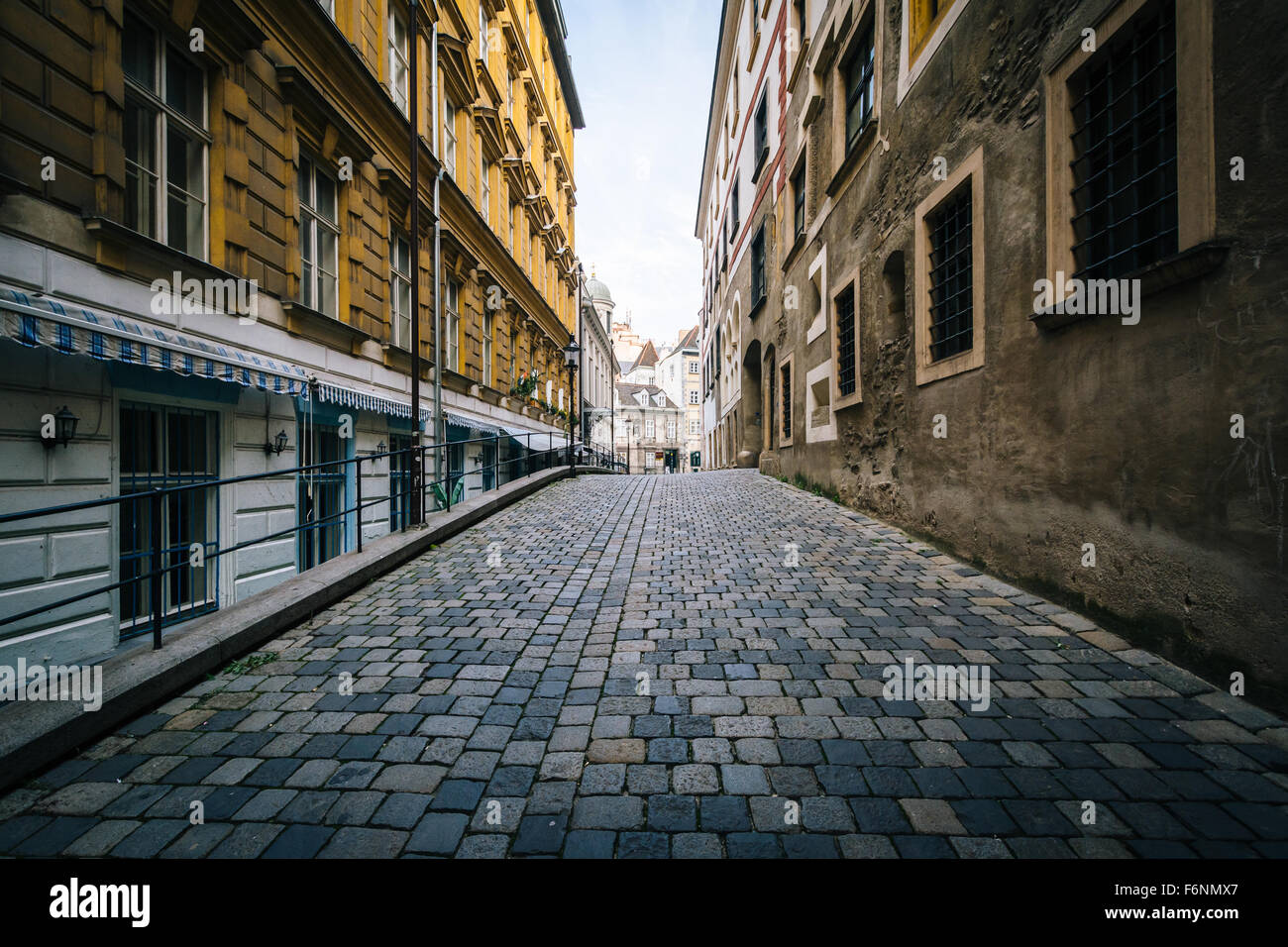 Griechengasse, un estrecho callejón de adoquines en Viena, Austria. Foto de stock
