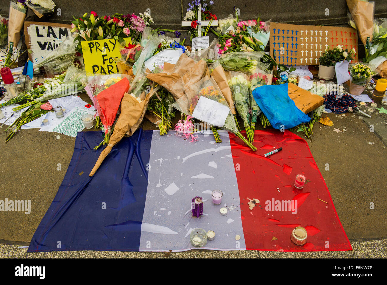 Londres, Reino Unido. 17 Nov, 2015. Los homenajes a los caídos de París en un día húmedo y gris en Trafalgar Square. A los pocos días afeter el ataque terrorista. Crédito: Guy Bell/Alamy Live News Foto de stock