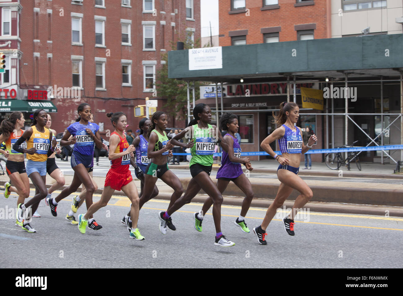 Los corredores frontal en la división de mujeres venir abajo 4th Avenue en Park Slope Brooklyn durante el Maratón de Nueva York de 2015. Foto de stock