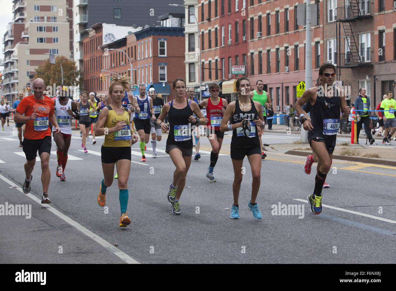 Los corredores carrera por 4th Avenue a través de Park Slope Brooklyn durante el primer tramo de la Maratón de la ciudad de Nueva York. Foto de stock