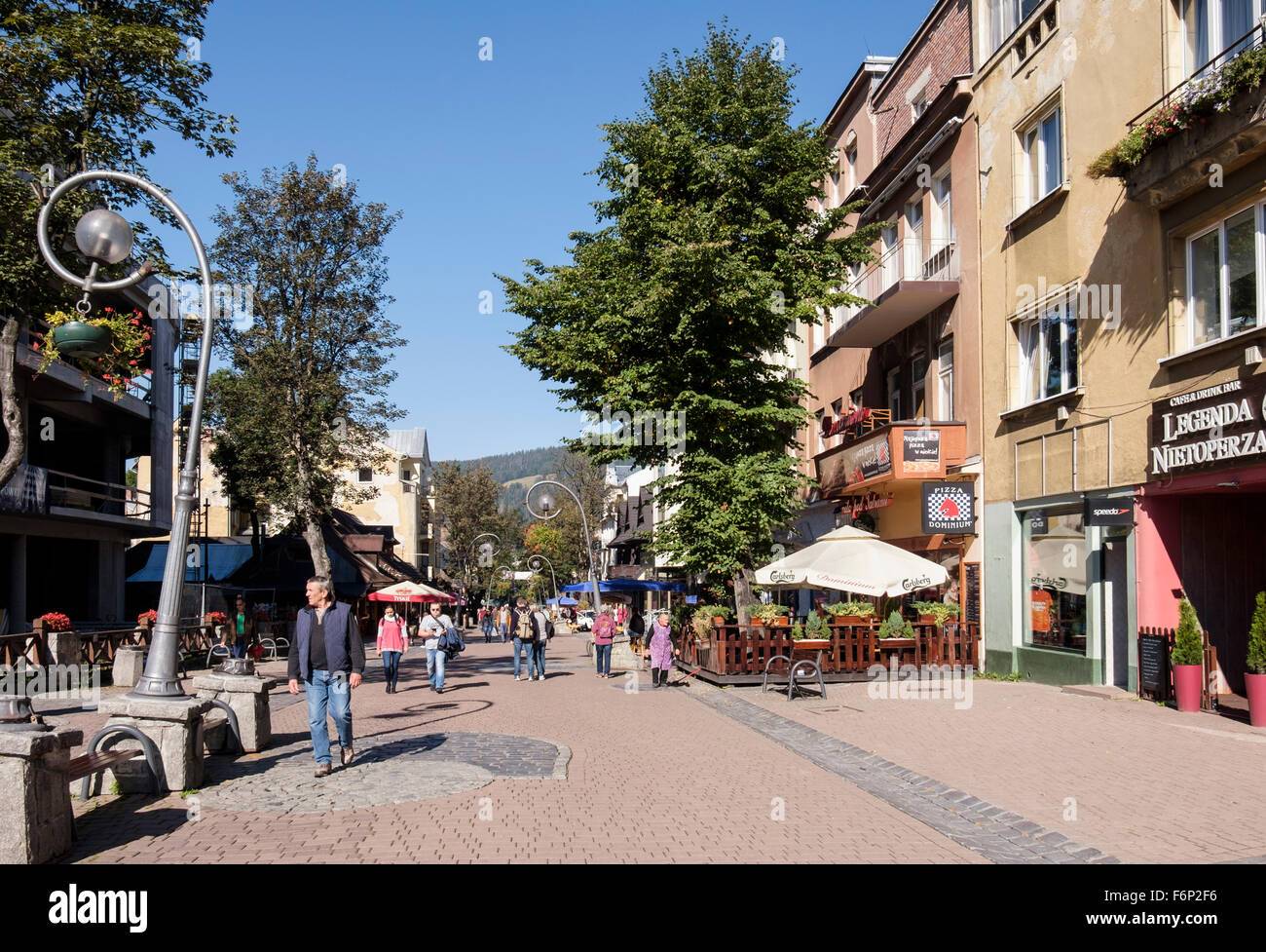 Los lugareños y turistas en el distrito de compras. Calle Krupowki, Zakopane, Condado de Tatra, en Polonia, Europa Foto de stock