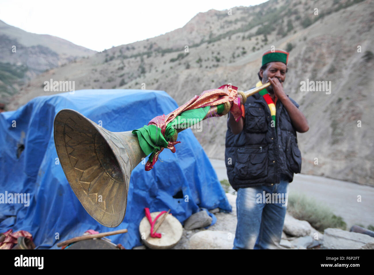 Valle de Spiti, hombre Thonkru tocando un instrumento musical tradicional de Himachal Pradesh Foto de stock