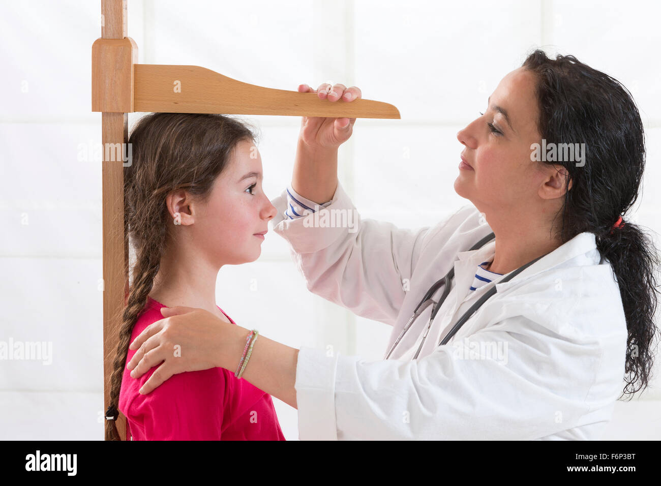 Doctor medición estatura la chica Fotografía de stock - Alamy