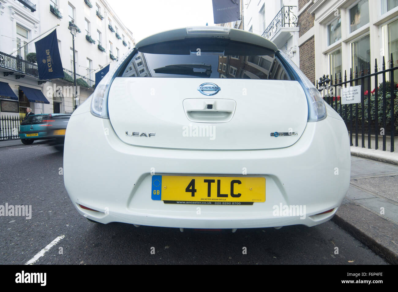 Nissan Leaf coche eléctrico. Coches respetuosos con el medio ambiente. Conductor ecológico. Salvar el planeta, la placa de número personalizado Foto de stock