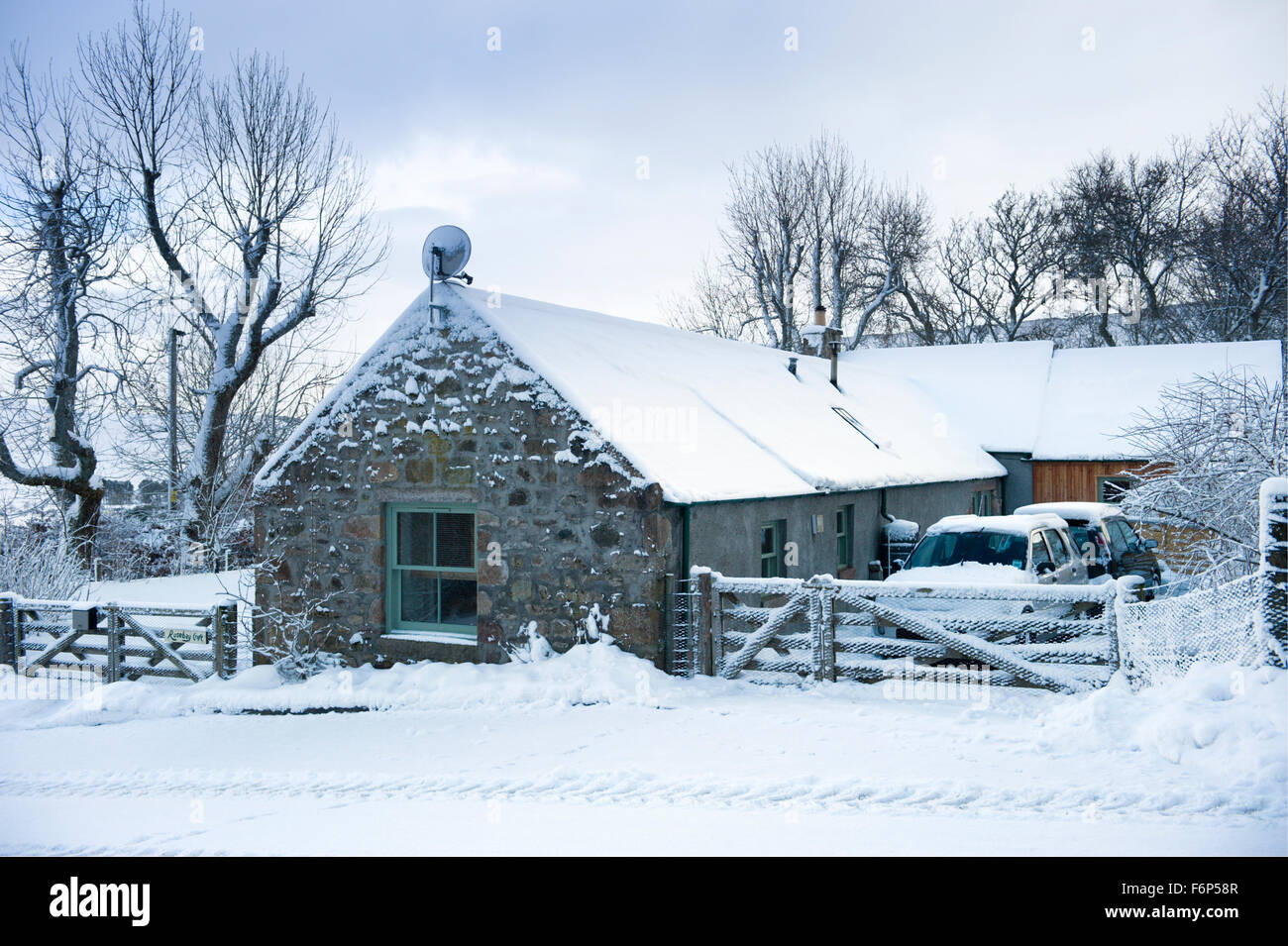 Un remoto steading convertidos en Escocia atrapados en los inviernos de nieve y hielo de agarre Foto de stock