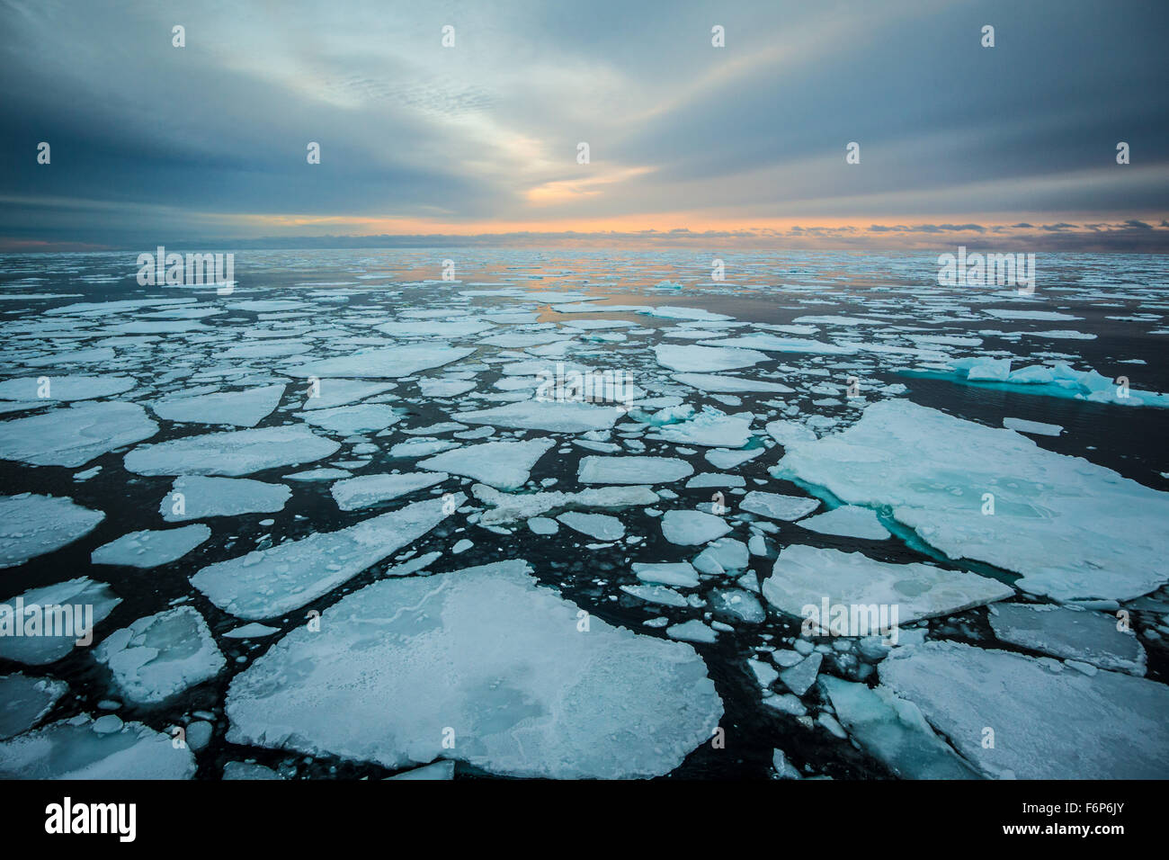 Amanecer sobre el mar de hielo Foto de stock