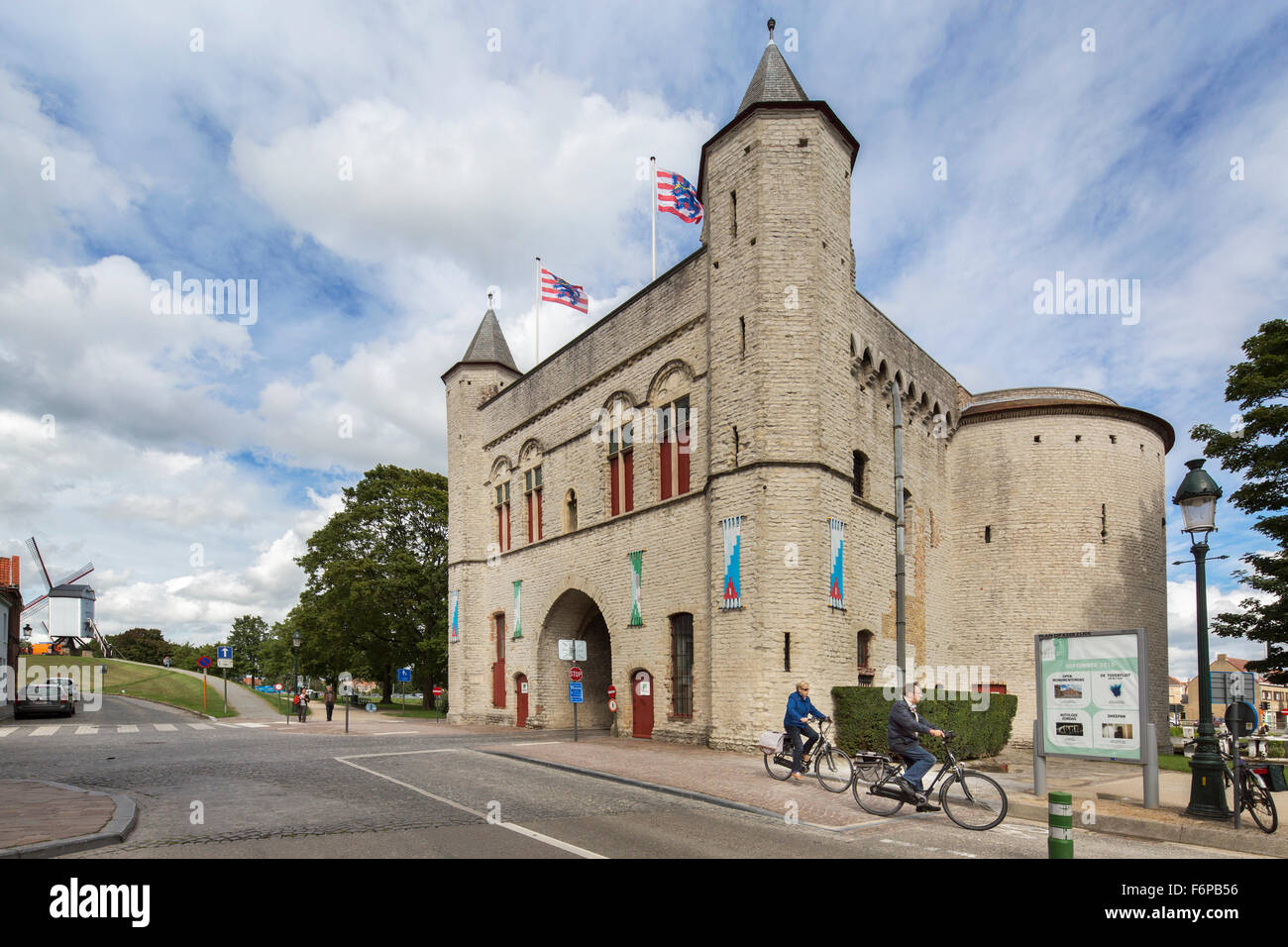 La puerta de la ciudad medieval, Kruispoort, en Brujas, Flandes Occidental, Bélgica Foto de stock