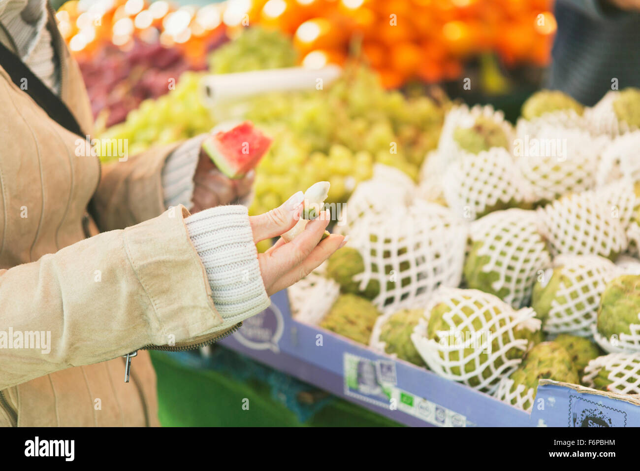 Persona Comprando Frutas Fotos e Imágenes de stock Alamy