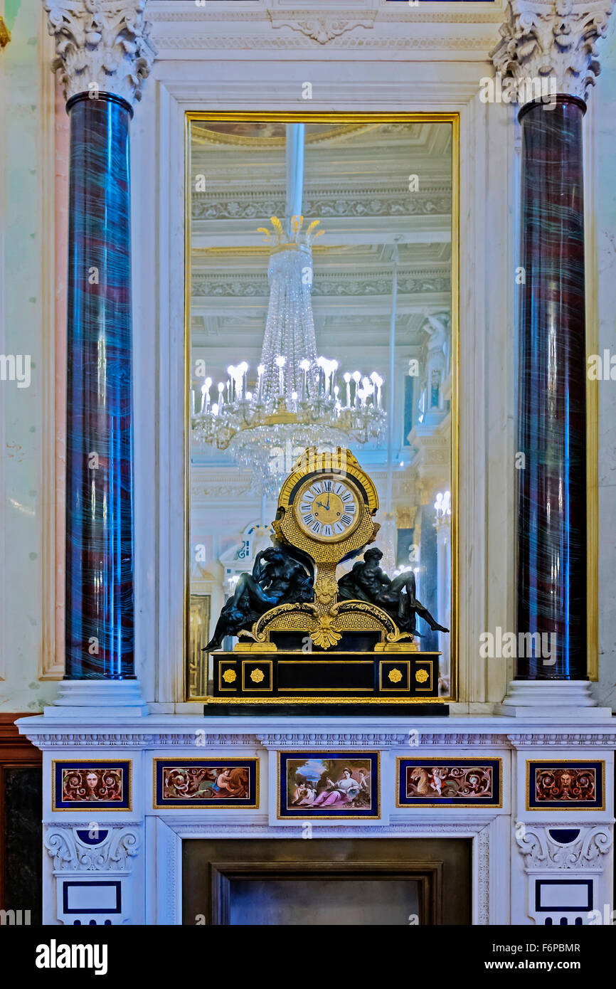 Reloj Mantlepiece El Hermitage de San Petersburgo en Rusia Fotografía de  stock - Alamy