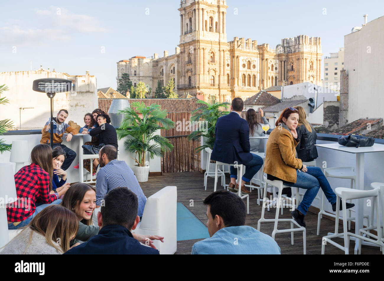 Gente de afuera, el bar de la azotea del albergue urbano Chinitas con la Catedral de fondo. Málaga, Andalucía, España Foto de stock
