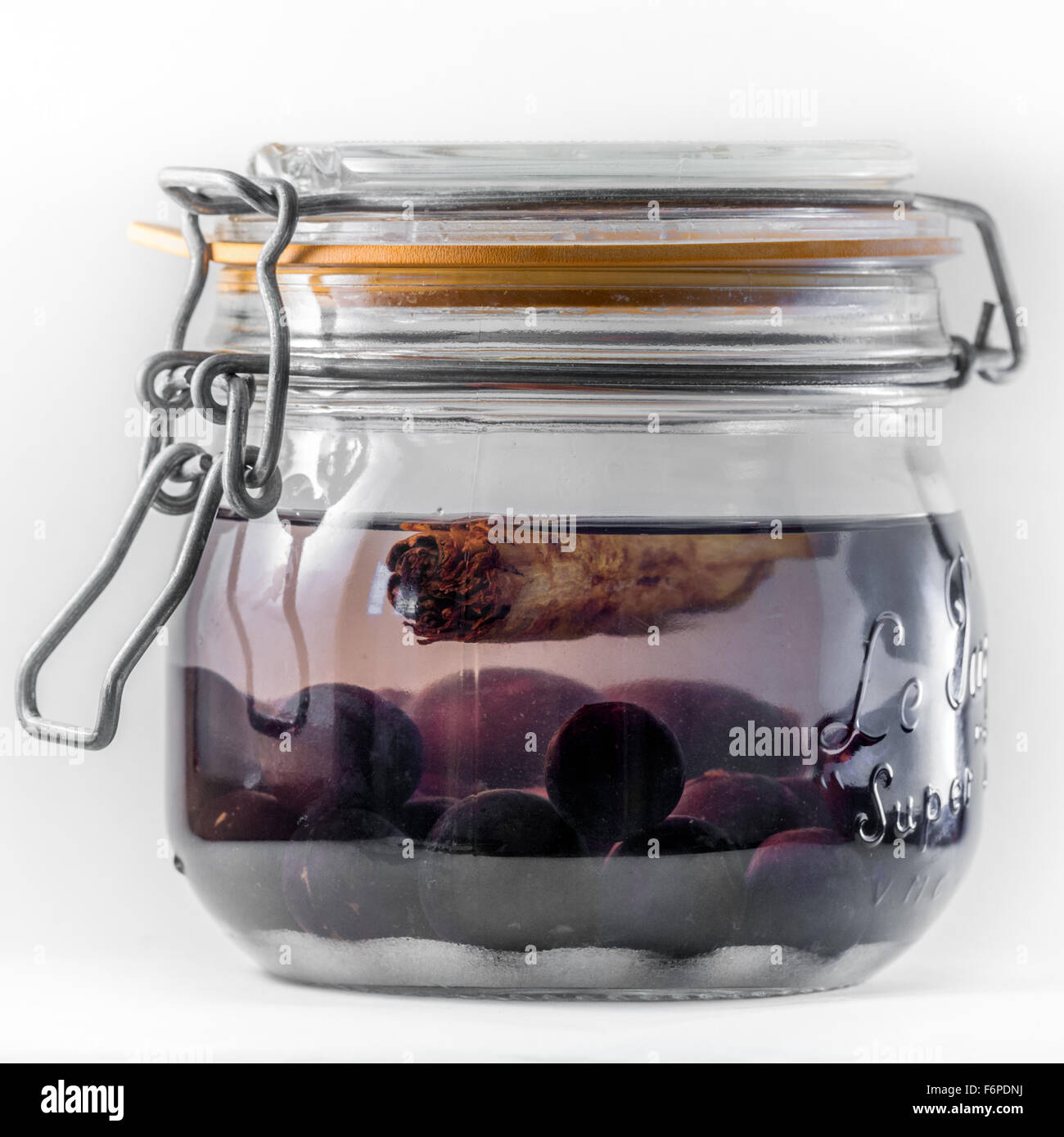 Día 1 Haciendo endrinas (jar que contiene kilner Gin gin, endrinas, azúcar, canela) Foto de stock