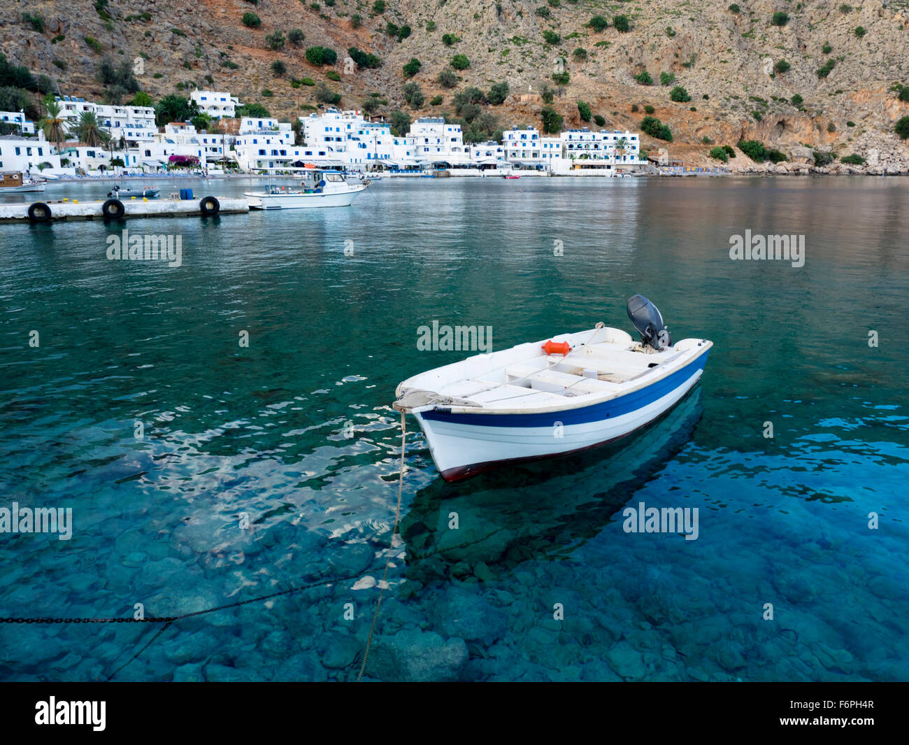 Boot im Hafen von Loutro, Kreta Foto de stock