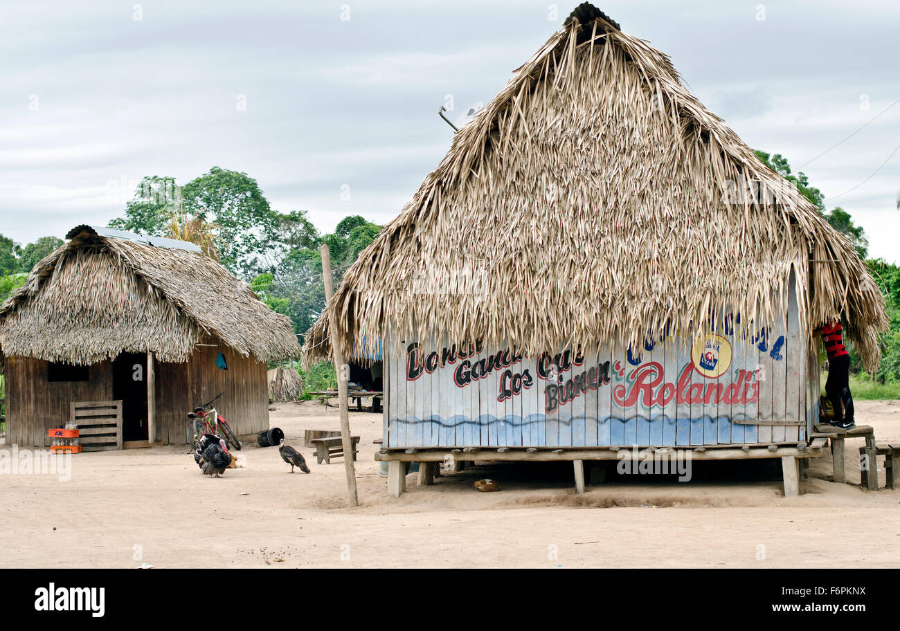 Tienda local en una aldea tribal Shipibo, Pablo Junín, Amazonas, Perú Foto de stock