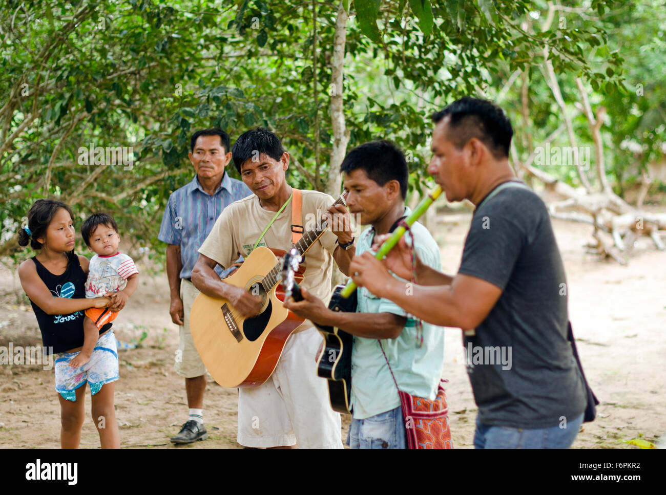 La tribu Shipibo grupo cristiano Pablo tocando y cantando en Junin Village, distrito de Pucallpa, Perú Foto de stock